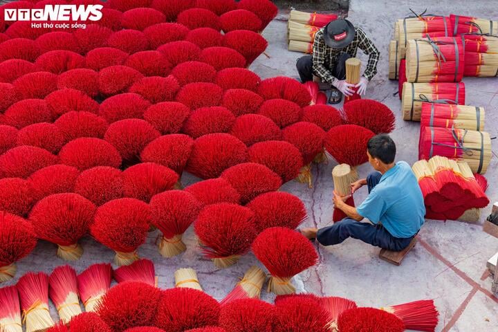 The 100-year-old incense village in Hanoi is bustling during Tet - 14