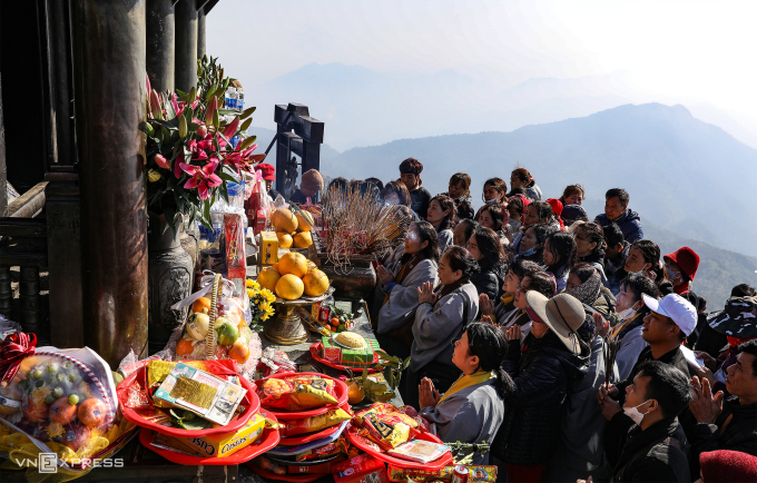 Los budistas realizan rituales frente a la Pagoda Dong, Yen Tu, durante el Festival de Primavera de Yen Tu a principios de 2023. Foto: Giang Huy