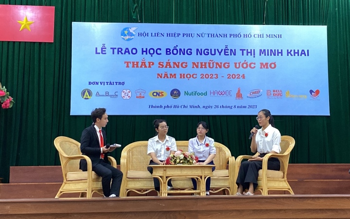 Lê Minh Tú (ngồi ngoài cùng bên phải) chia sẻ tại lễ trao học bổng sáng ngày 26/8.