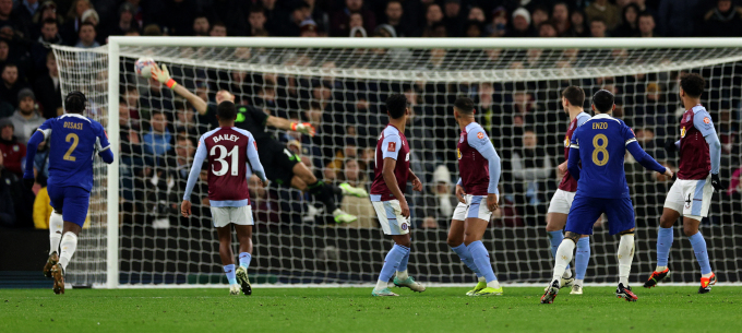 Enzo Fernandez sút phạt trực tiếp ghi bàn vào lưới thủ môn Emiliano Martinez trong trận Chelsea hạ chủ nhà Aston Villa 3-1 trên sân Villa Park ở vòng 4 Cup FA ngày 7/2. Ảnh: AFP