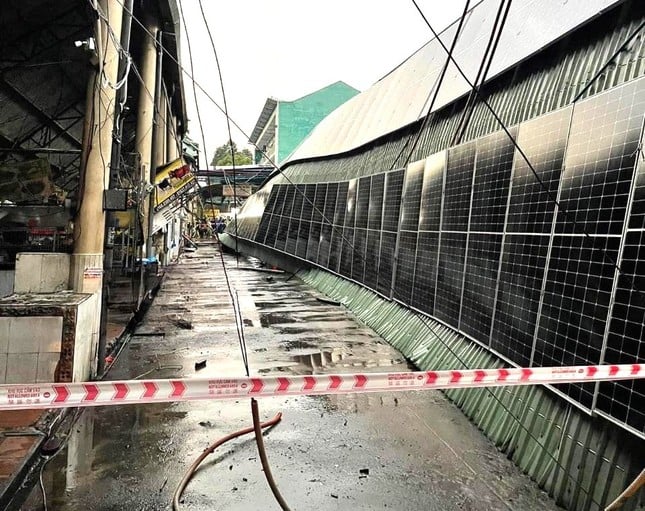 大雨でビンズオン省の市場が崩壊、人々はパニックに陥り逃げ出す（写真5）