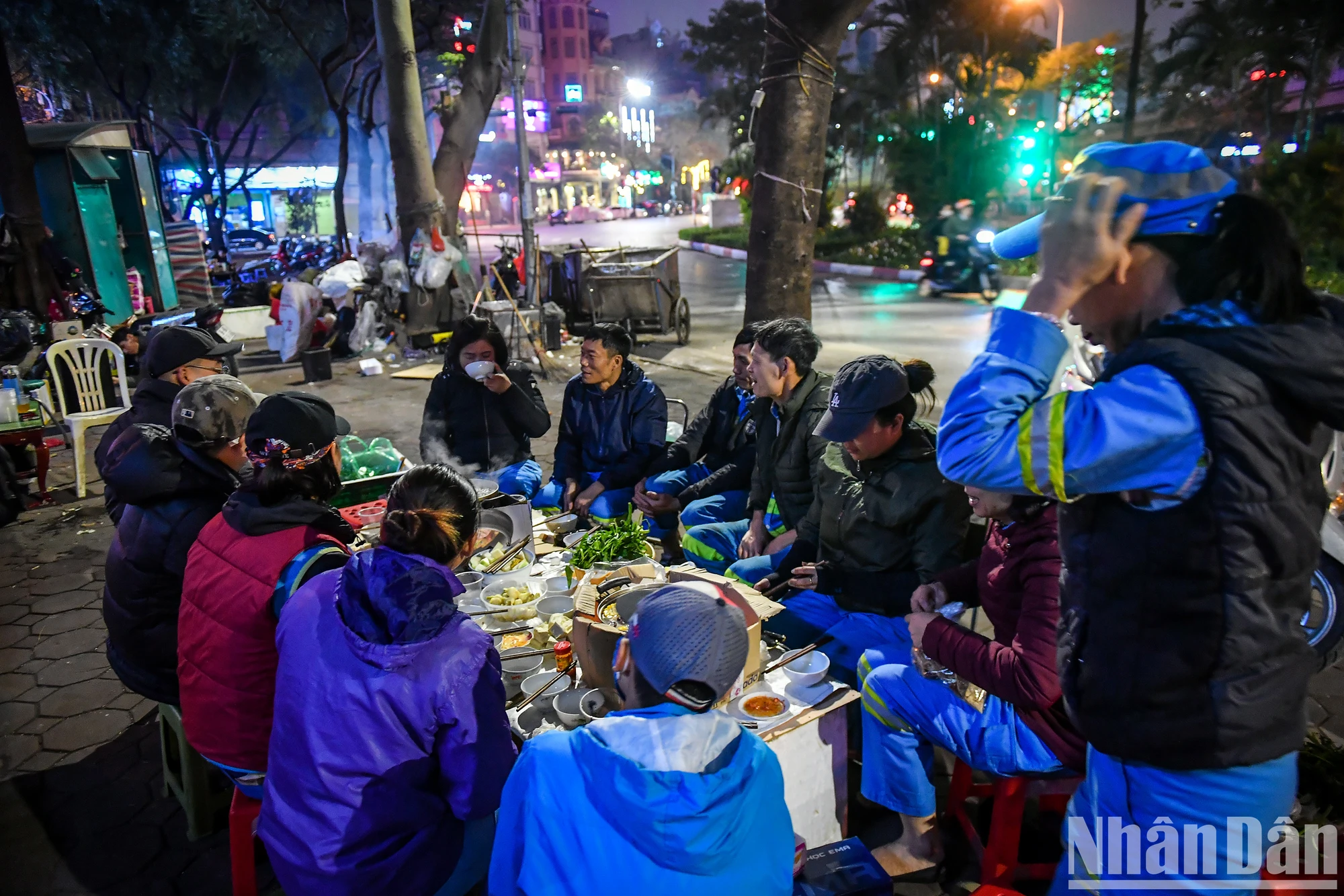 [Photo] Cozy meal to say goodbye to the old year on the sidewalk photo 10