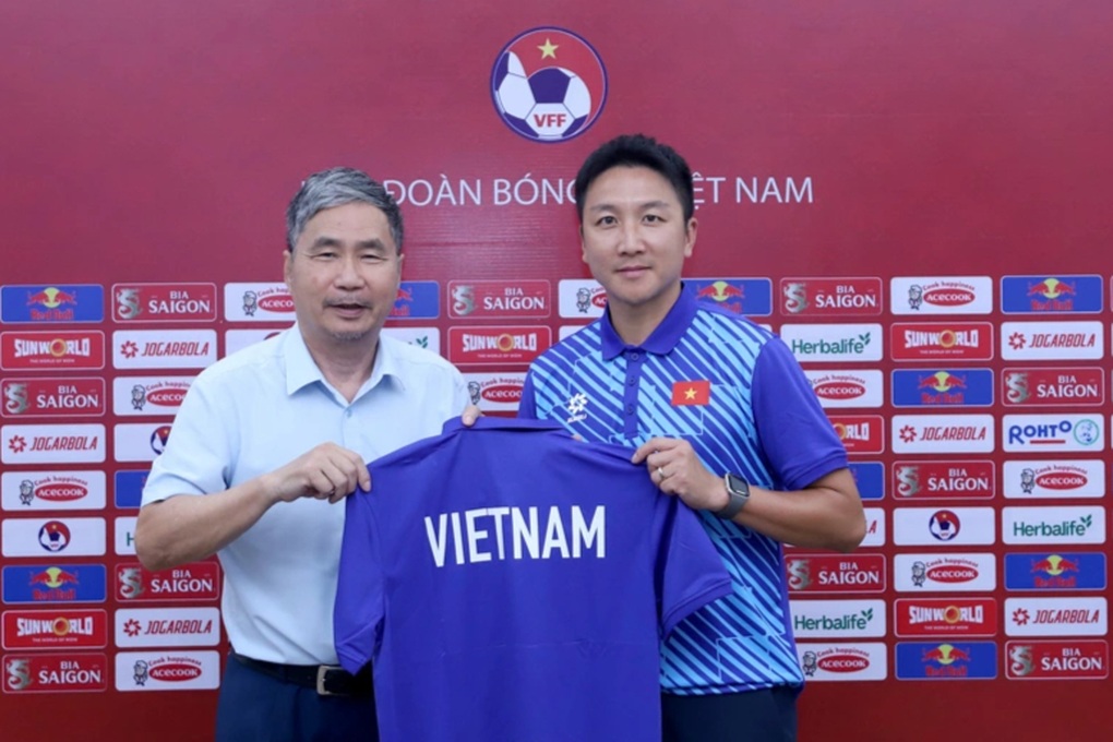 HLV Kim Sang Sik có thêm phó tướng chất lượng từ Hàn Quốc - 1