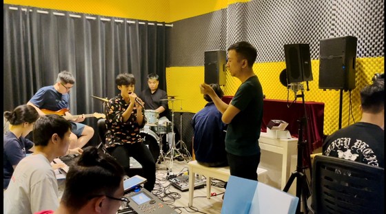 El músico y cantante Vo Viet Phuong organiza la noche musical 