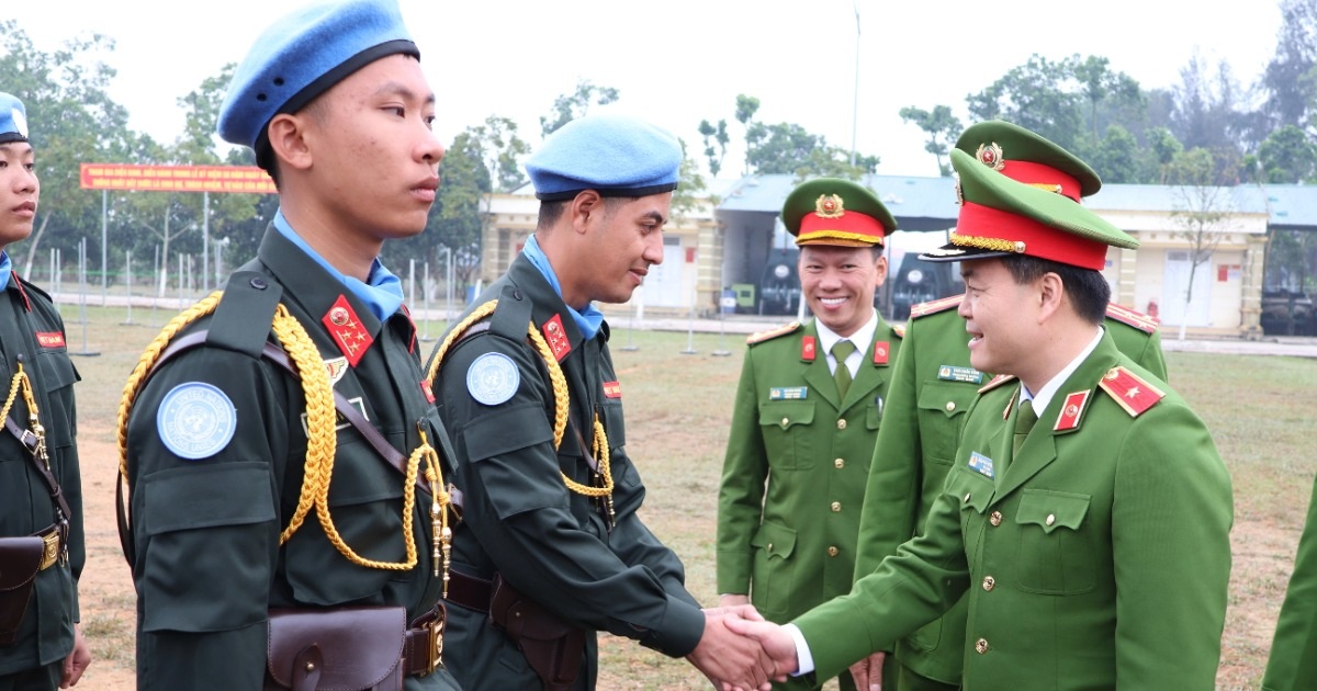 Tư lệnh Cảnh sát cơ động kiểm tra công tác huấn luyện các khối diễu binh