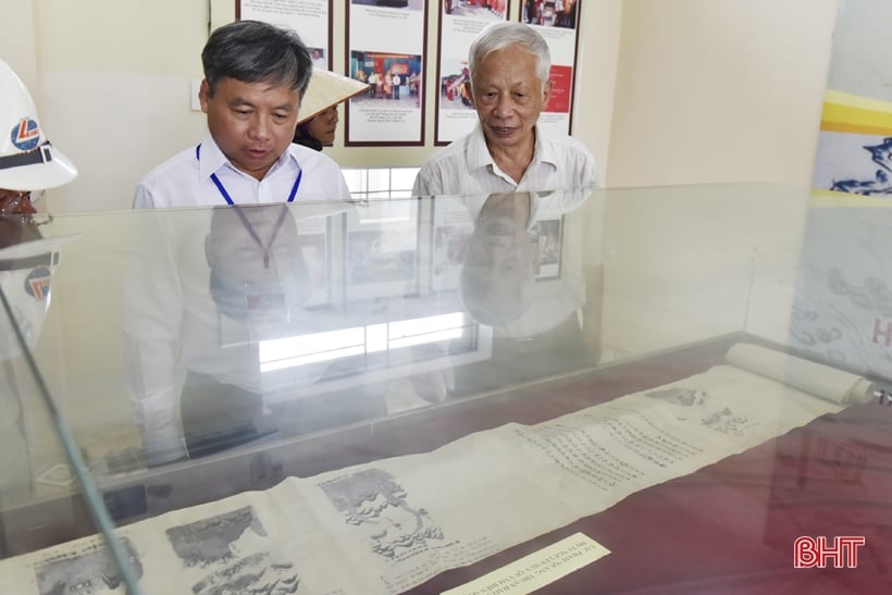 Ceremonia solemne para recibir el Certificado de reconocimiento del patrimonio documental de los documentos Han Nom de la aldea de Truong Luu