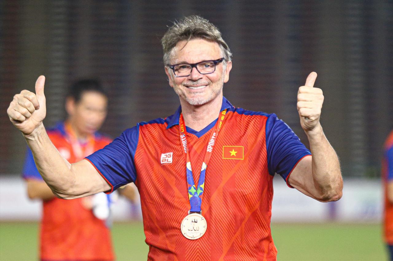 Huấn luyện viên Philippe Troussier.