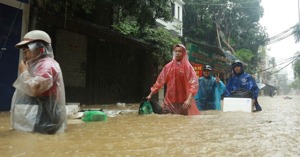 Phố ngập sâu hơn 1 mét, người Hà Nội dầm mưa "bơi" thuyền để làm điều này