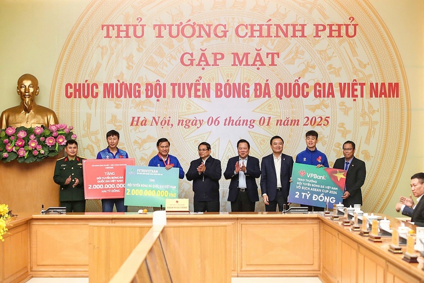 Đại diện các đơn vị tặng thưởng Đội tuyển Quốc gia Việt Nam, trong đó ông Lê Ngọc Sơn (thứ ba từ phải sang) Tổng Giám đốc Petrovietnam thay mặt Tập đoàn tặng Ban huấn luyện và các cầu thủ 2 tỷ đồng.