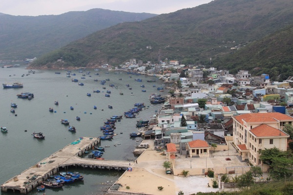 The wobbly ferry trips to Hai Minh island photo 1