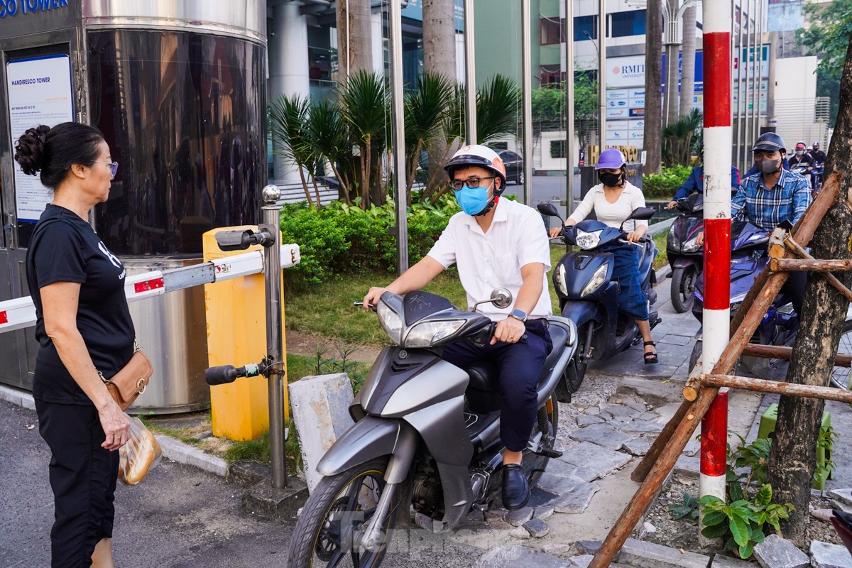 Nhiều vỉa hè ở trung tâm Thủ đô ‘nát tươm’, xuống cấp ảnh 7