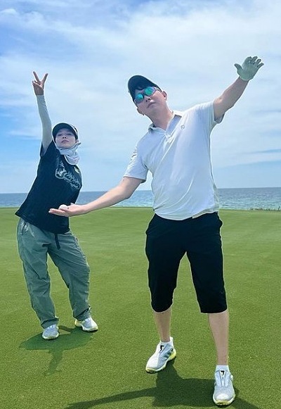 Ca sĩ người Hàn BoA tạo dáng trên sân golf ở Đà Nẵng. Ảnh: Instagram/BoA