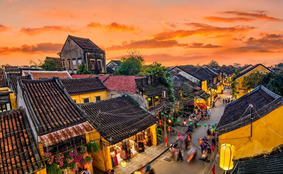 Nét kiến trúc cổ kính dường như còn giữ nguyên vẹn trong từng mái nhà, trên từng con phố Hội An.