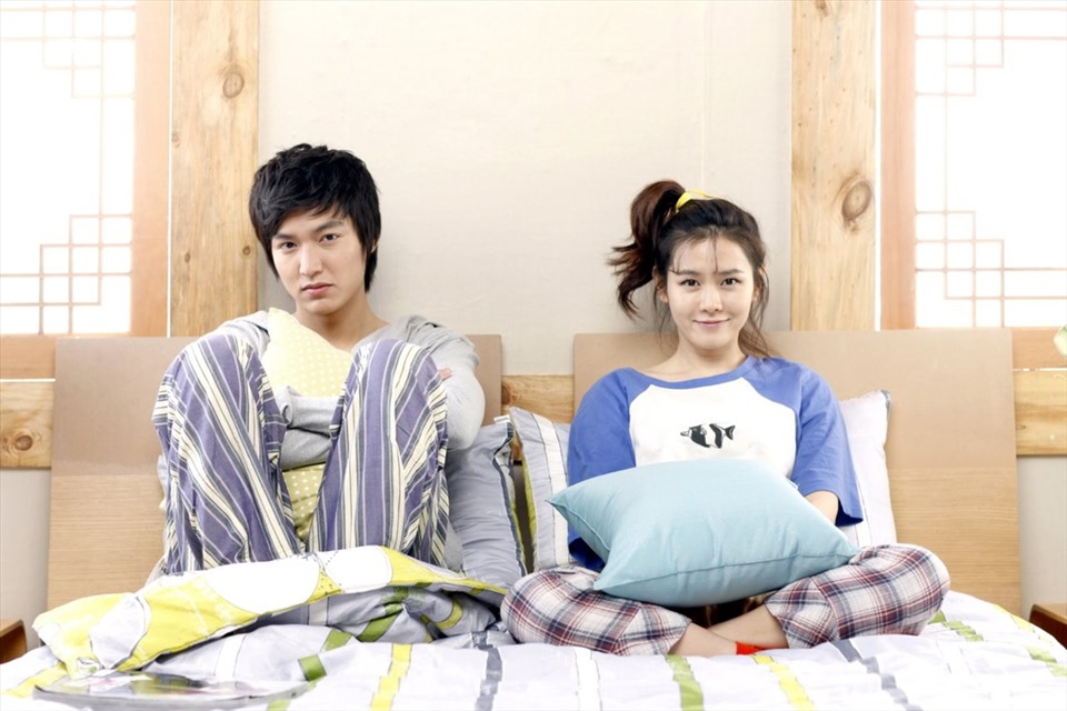 Lee Min Ho và Son Ye Jin trong phim “Nàng ngốc và quân sư“. Ảnh: NSX