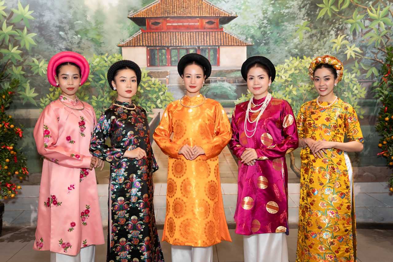 Les célébrités vietnamiennes portent l'Ao Dai pour sortir au printemps et fêter le Têt tôt à Ho Chi Minh-Ville