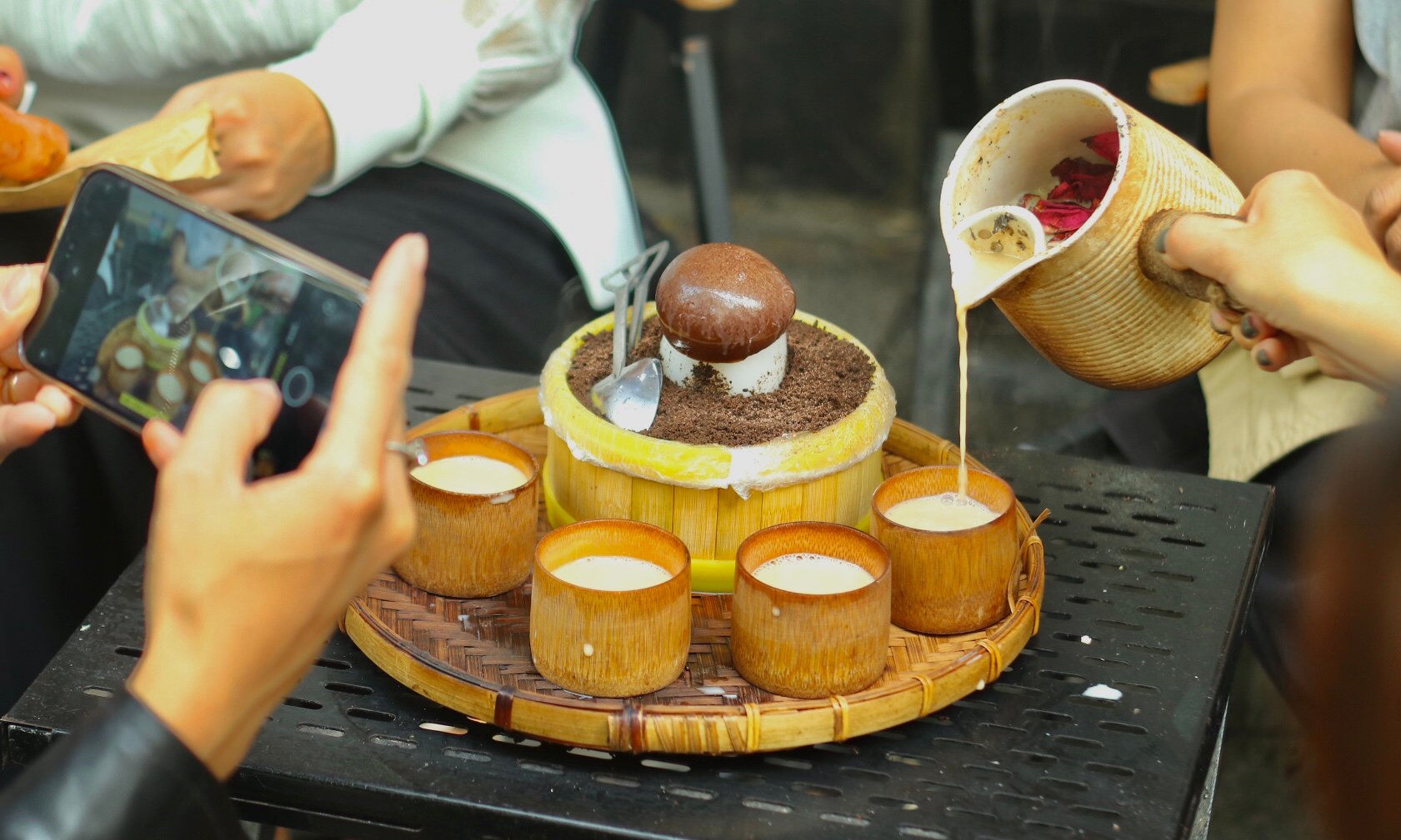 Un plat à base de cacao et de champignons « poussant du sol » attire les clients du vieux quartier de Hanoi