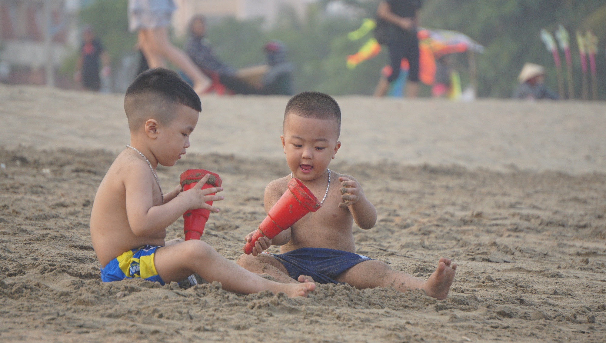 Chịu hết nổi vì nắng nóng, du khách đổ về tắm biển Sầm Sơn  - Ảnh 4.