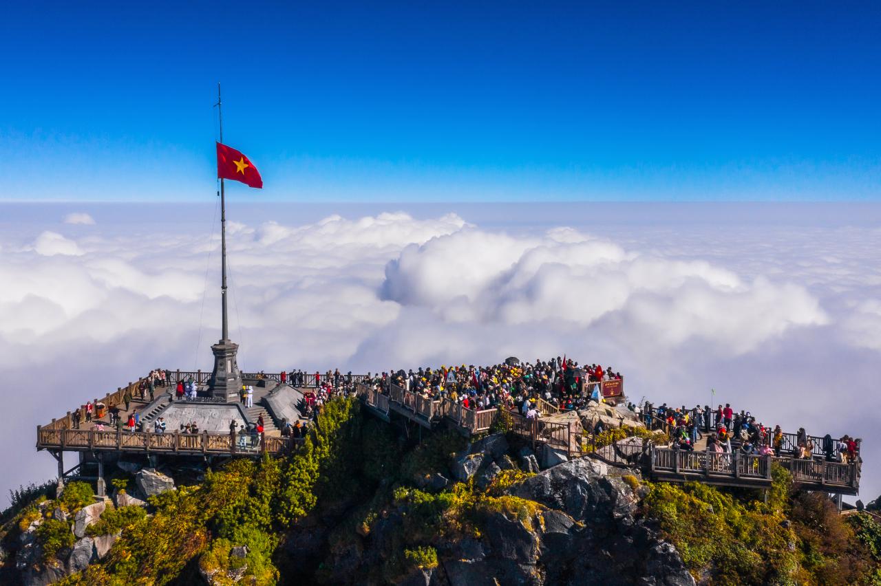 Flaggenhissungszeremonie am Nationalfeiertag 2. September auf dem Gipfel des Fansipan