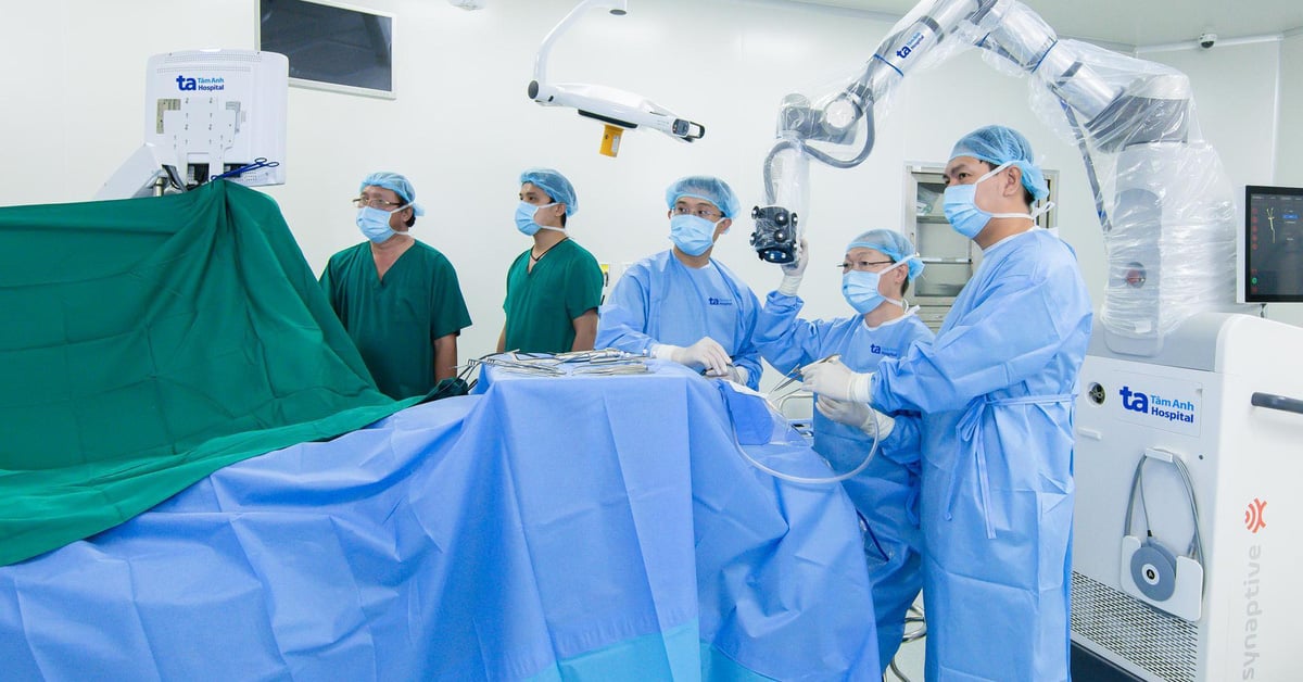 Tam Anh Hospital announces 100 brain and spinal cord tumor surgeries using AI robots