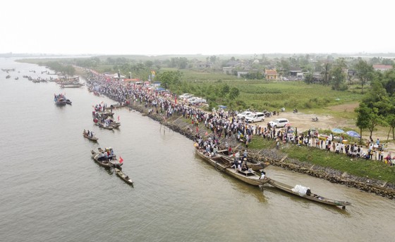 Traditional boat race to celebrate General Secretary Le Duan's birthday photo 8