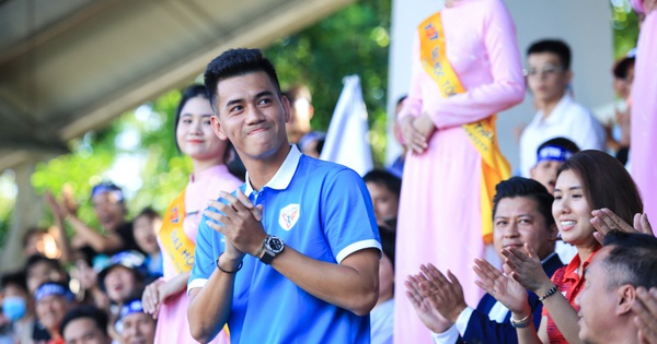 Tien Linh y Ngoc Hai están entusiasmados porque el Torneo de Fútbol Estudiantil Juvenil se está volviendo cada vez más profesional.