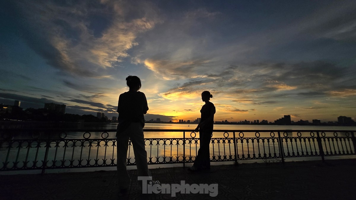Viele Menschen strömen zum Westsee, um im Frühherbst in Hanoi den wunderschönen Sonnenuntergang zu erleben. Foto 5