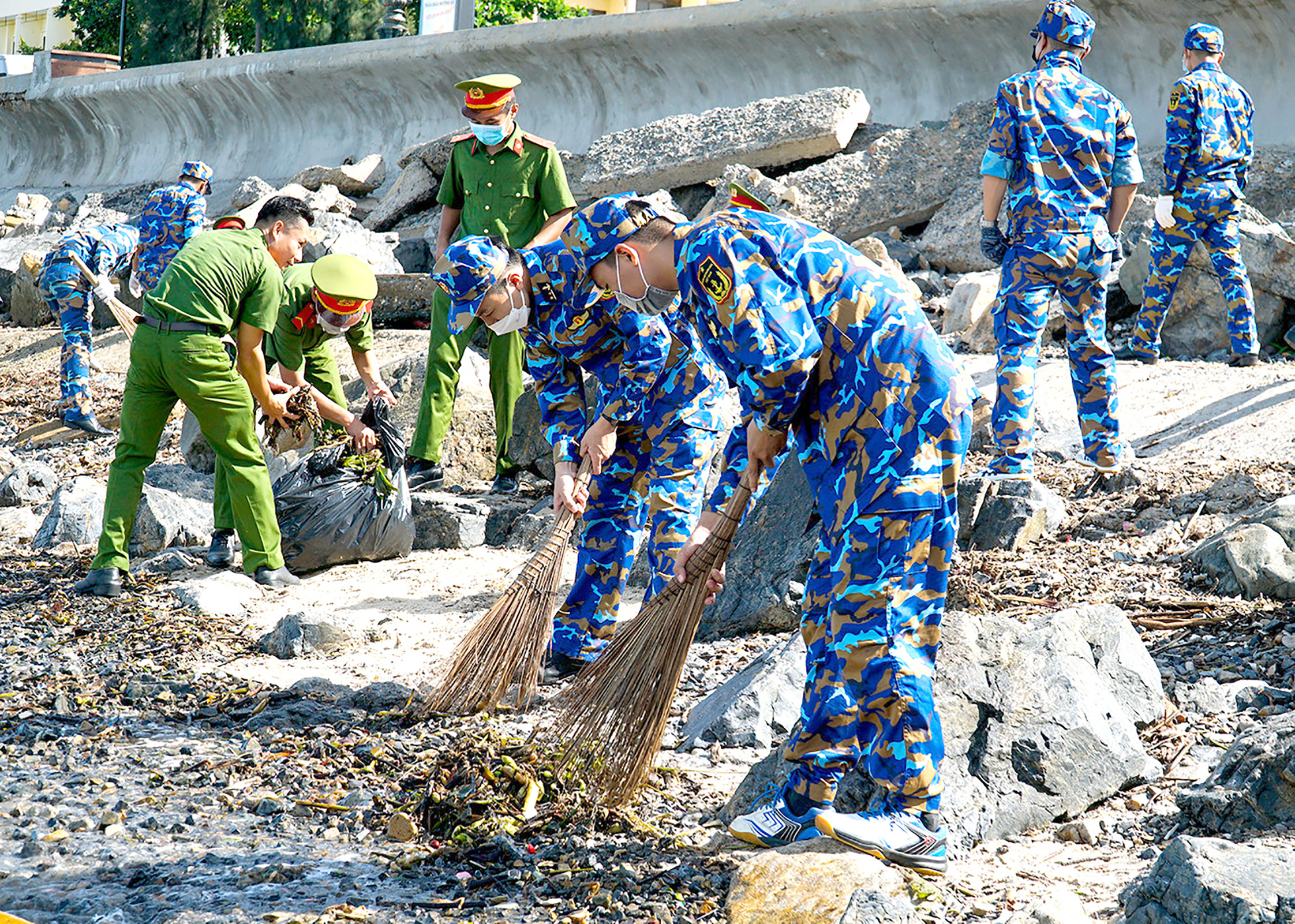 Officers and soldiers of Naval Region 2 clean up the environment in the Front Beach area, Vung Tau City.