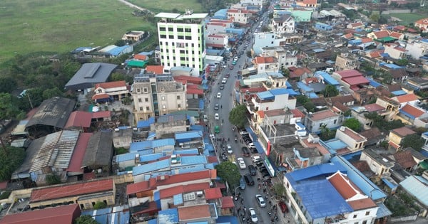 Before the meeting night, the road to Vieng market was congested for a long time.