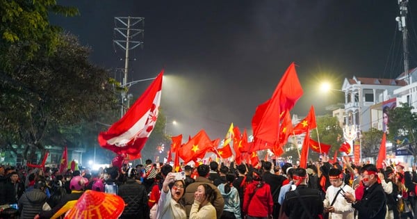 Multitudes de personas se congregan alrededor del estadio Viet Tri para celebrar la victoria de Vietnam sobre Tailandia