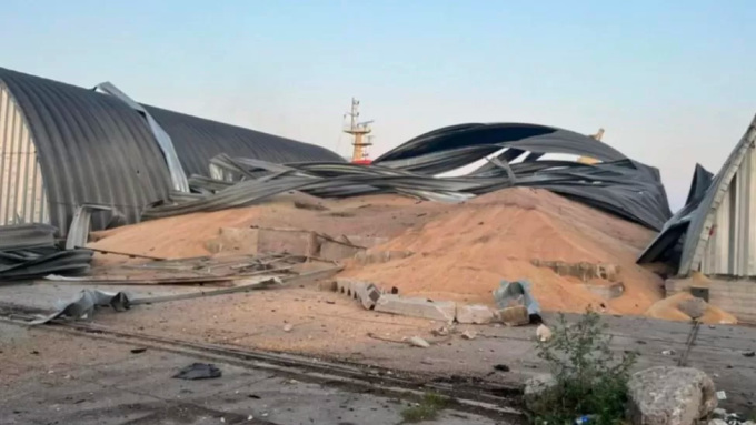 Un entrepôt de céréales dans le port de Reni, dans la province d'Odessa, a été endommagé après l'attaque. Photo : BBC