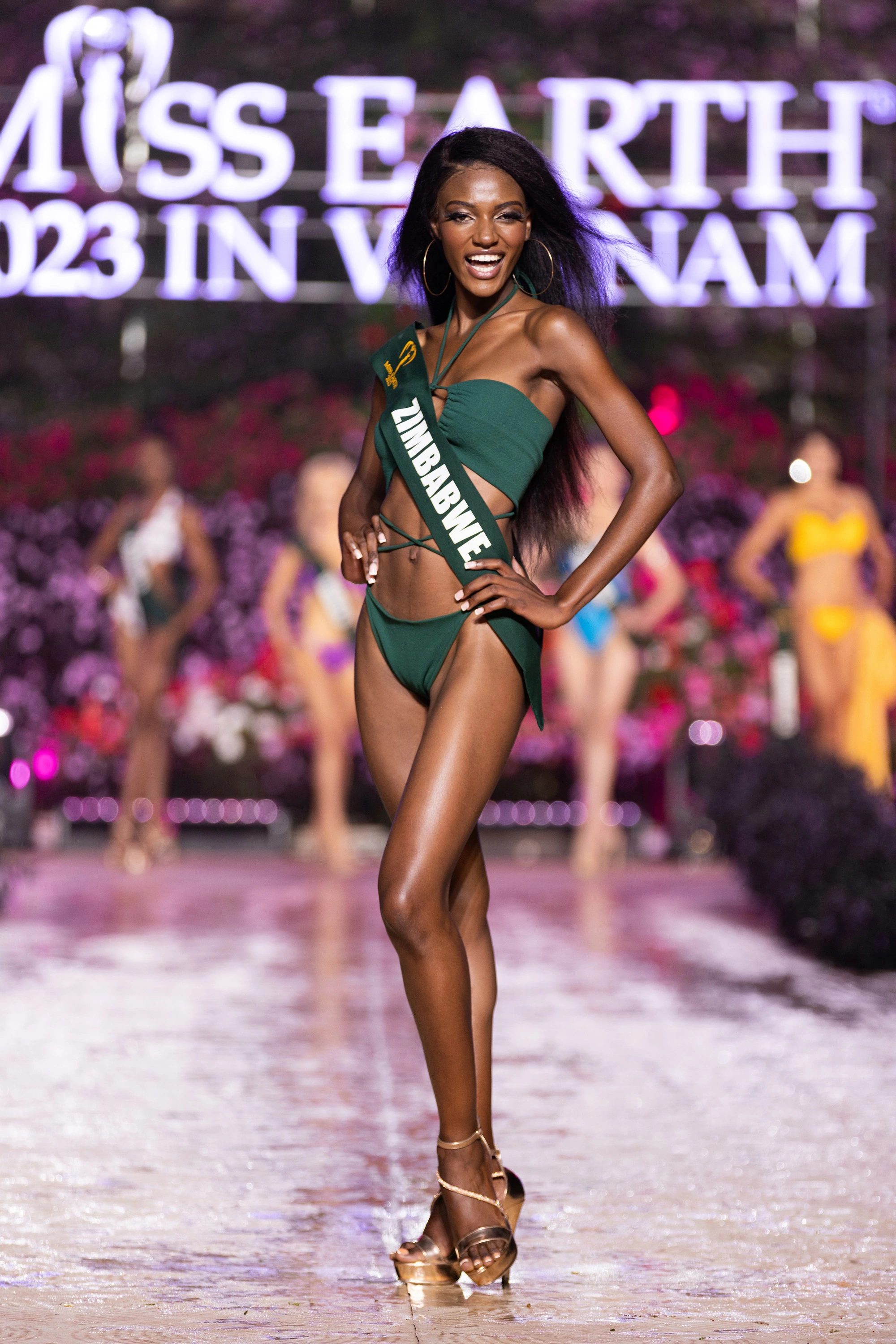 Dàn người đẹp Miss Earth 2023 khoe dáng nóng bỏng với bikini dưới trời lạnh 15 độ - Ảnh 4.