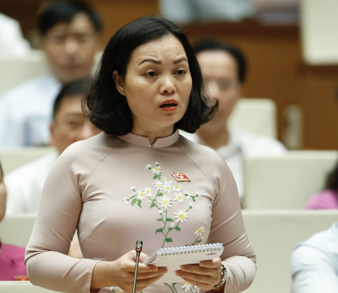 La déléguée Huynh Thi Phuc a interrogé le ministre des Finances le matin du 6 novembre. Photo : Giang Huy