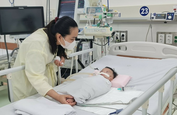 重度の手足口病にかかった子どもたちは、小児病院1（ホーチミン市）で集中治療を受けている。写真: レ・フオン