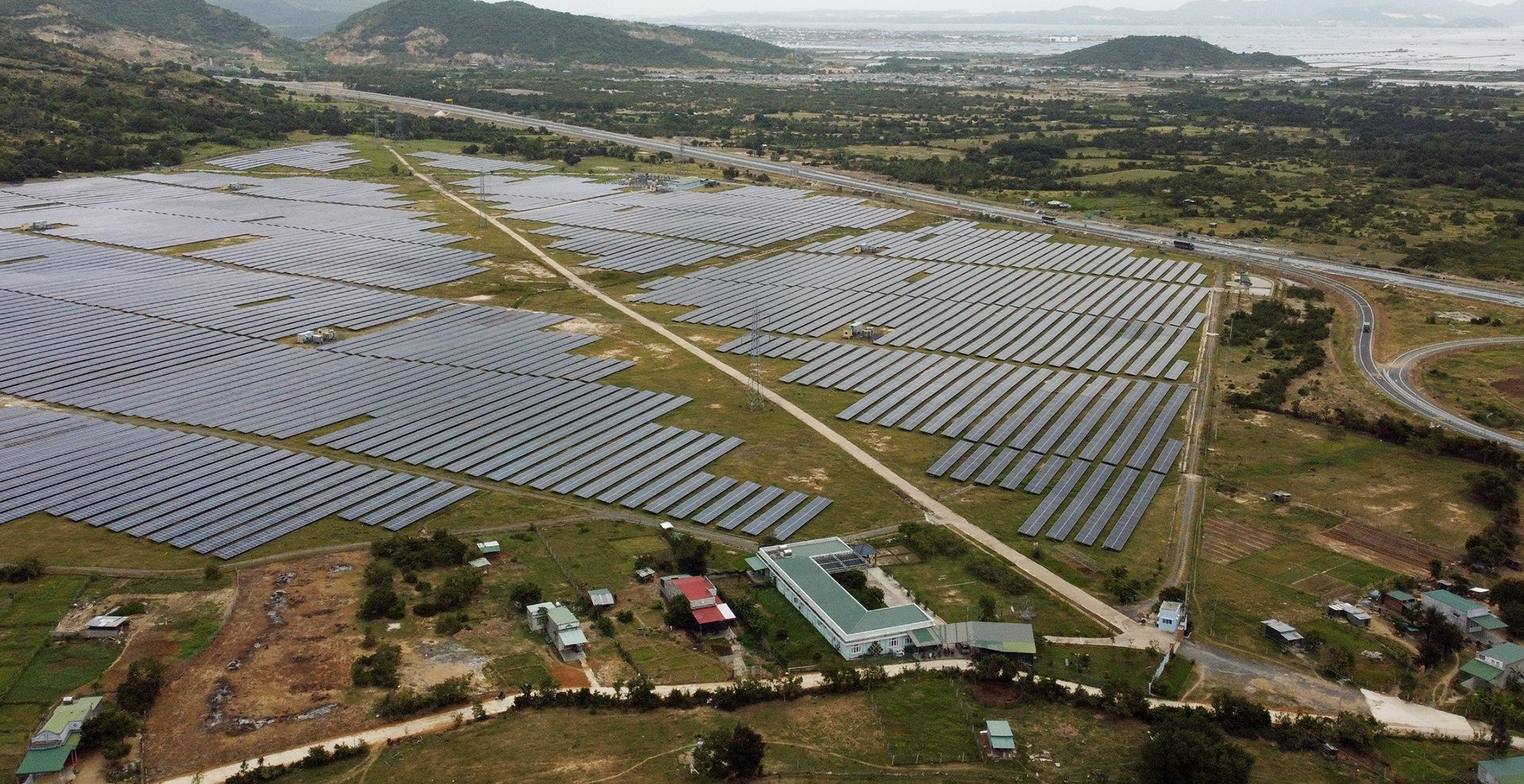 太陽光発電プロジェクト違反：カインホア省が一連の当局者を調査