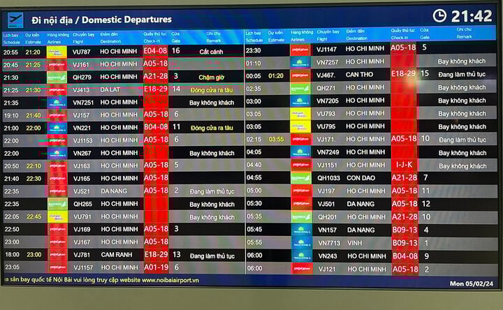 La pantalla de notificaciones de vuelos en el aeropuerto de Noi Bai (Hanói) la noche del 5 de febrero y la madrugada del 6 de febrero muestra numerosos vuelos vacíos con destino a Ciudad Ho Chi Minh. (Foto: T.B.)