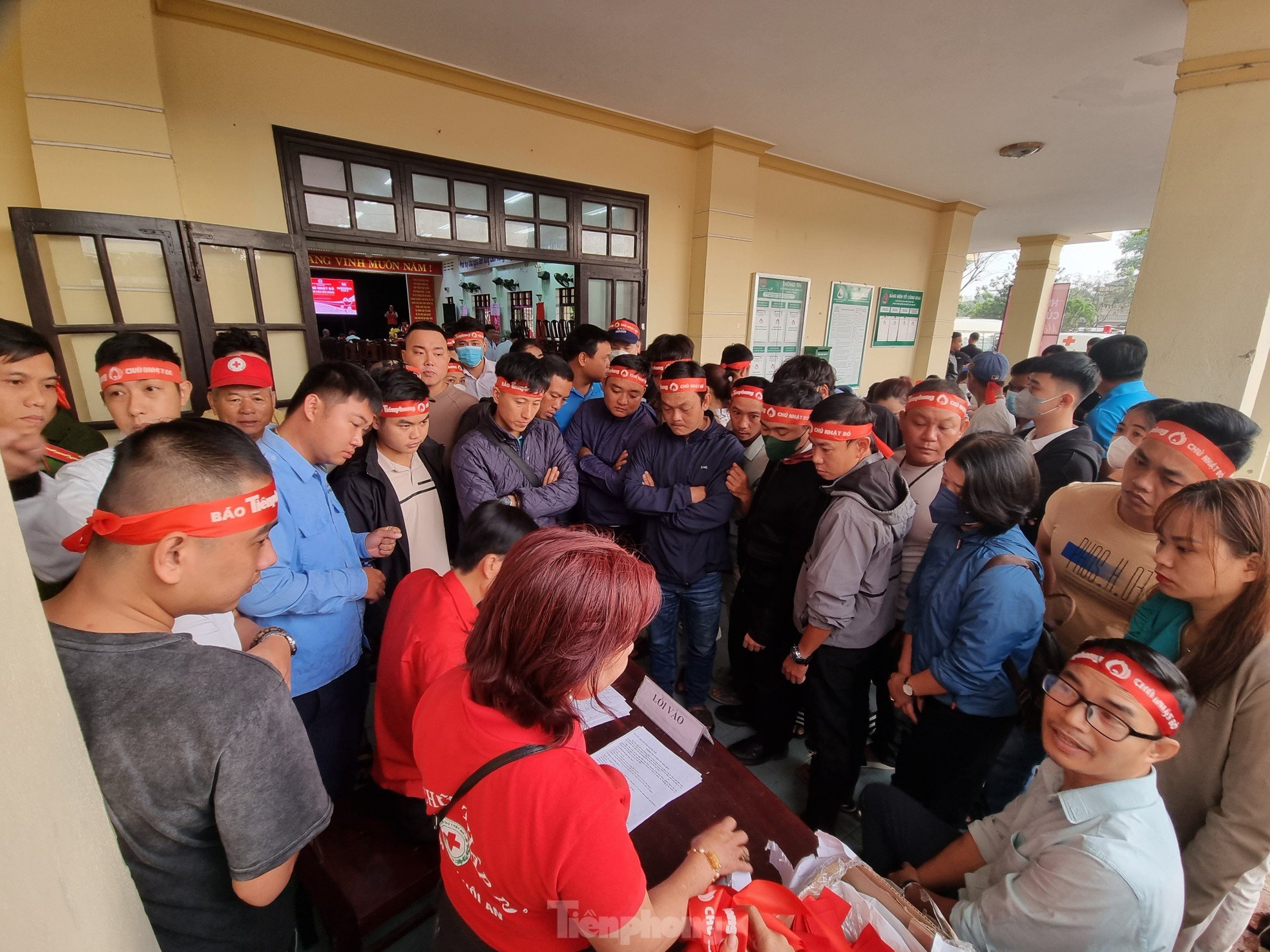 Hoi An ancient town residents brave the rain to donate blood on Red Sunday photo 4