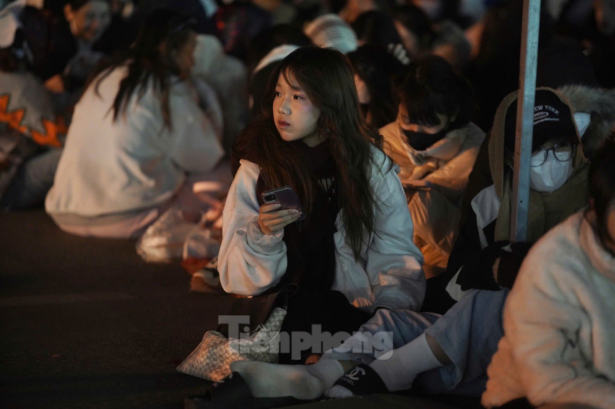 Largas filas de espectadores cubiertos con bufandas, sentados y durmiendo justo frente al Estadio My Dinh foto 21