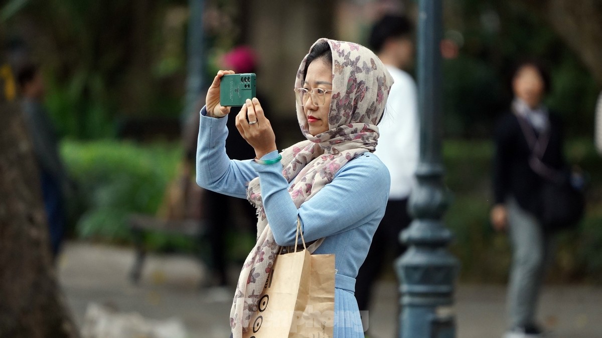 Hanoians and tourists 'wear' warm clothes to go out on the streets to welcome the first cold spell of the season