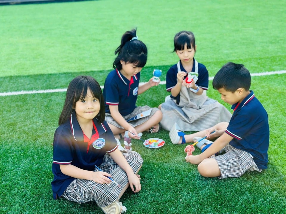 L'école Newton organise de nombreuses activités éducatives qui intègrent des messages de protection de l'environnement aux élèves.