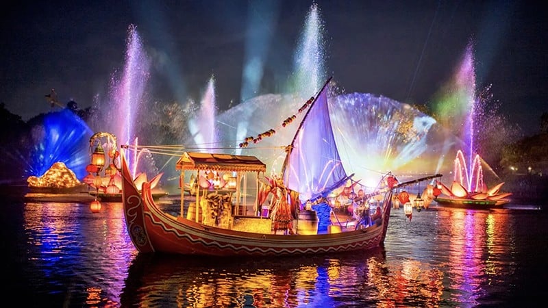 Bahnbrechend, auffallend, lebendig mit einer beispiellosen Live-Show auf dem Fluss in Hanoi