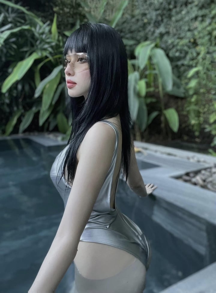After giving birth twice, the beauty still has a slim figure with hot curves.