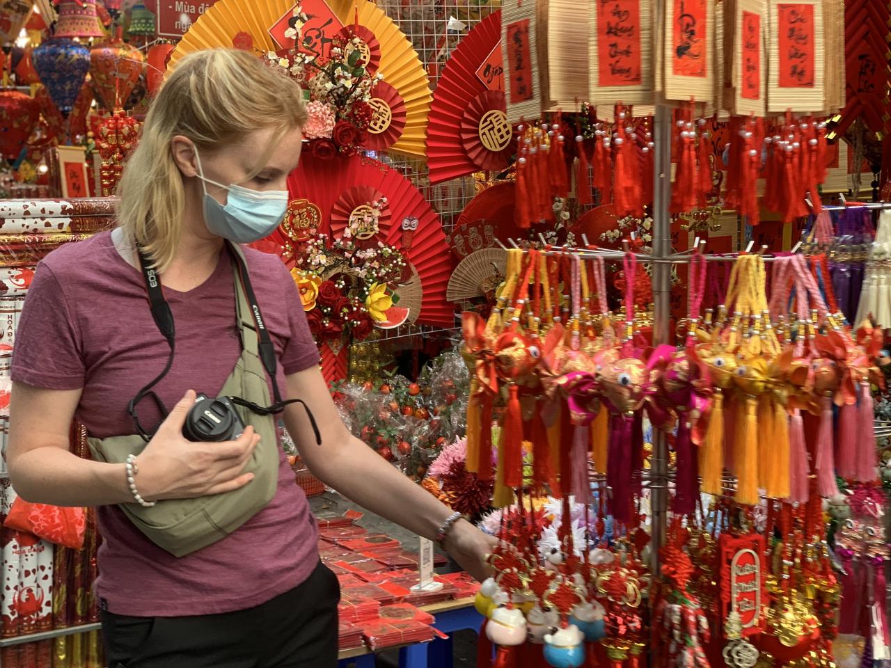 Les touristes étrangers visitent et font leurs achats dans la rue Hang Ma. Photo de : Nhât Minh