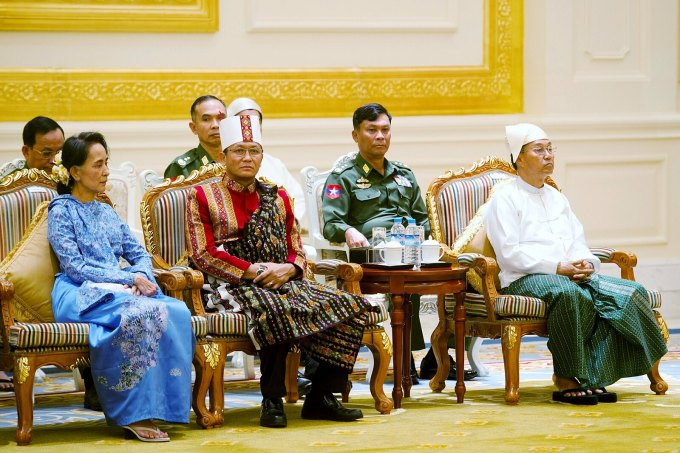 Aung San Suu Kyi (en bleu) à Naypyidaw en 2016. Photo : Reuters