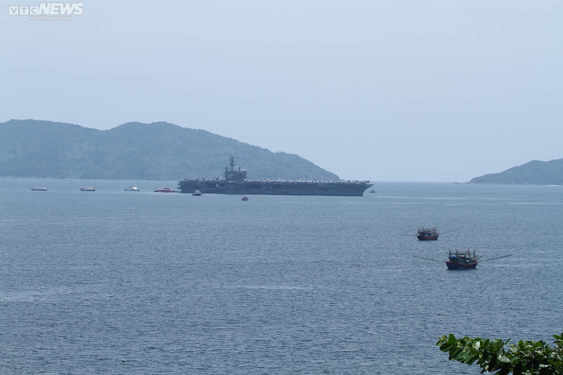 US aircraft carrier USS Ronald Reagan docks at Da Nang port - 5