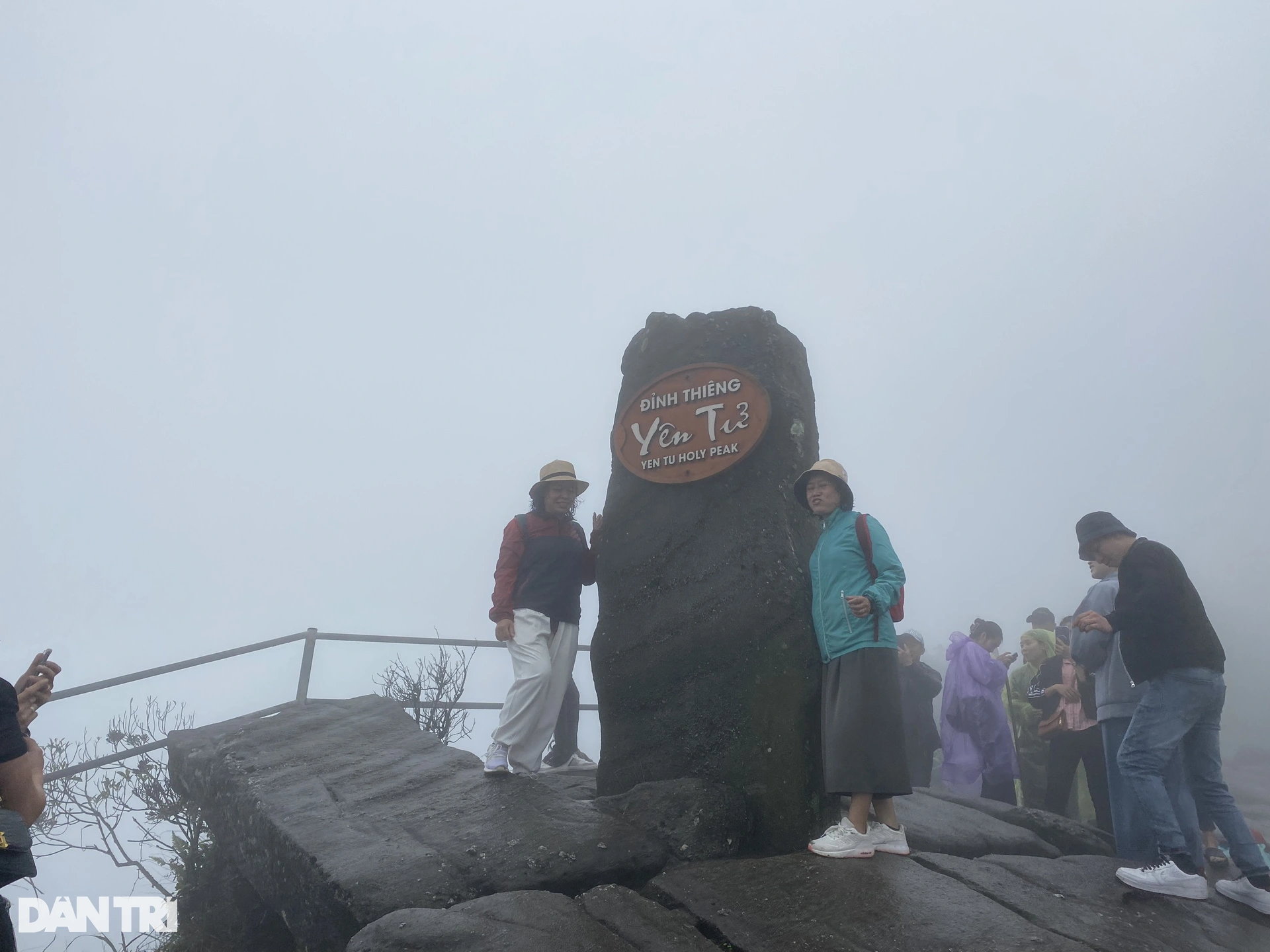 La gente desafió el viento y la lluvia, apoyándose en palos y barandillas para subir a la Pagoda Dong Yen Tu.