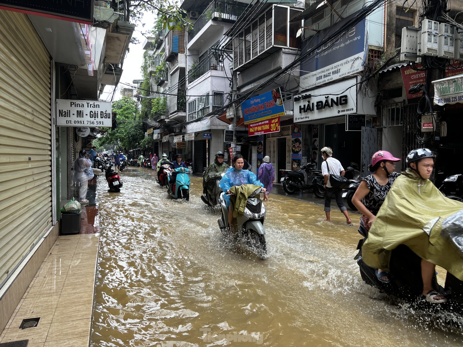 Hà Nội: Mất điện, ngập sâu, hàng trăm dân ngoài đê di tản ảnh 4