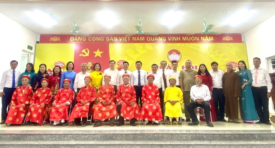 Lãnh đạo Thành phố và huyện Thanh Trì chụp ảnh lưu niệm cùng cán bộ, Nhân dân Thôn 1, xã Vạn Phúc.