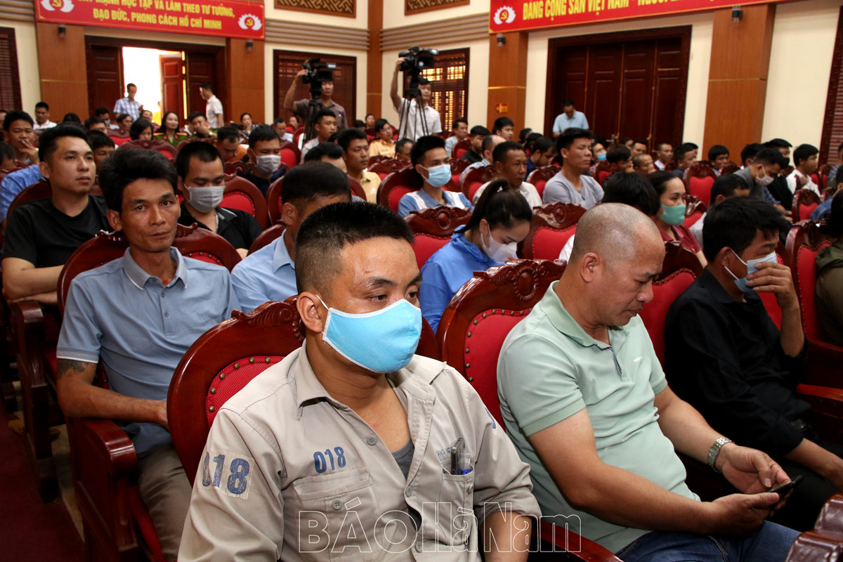 108 people who have completed their prison sentences returned to Kim Bang to reintegrate into the community and participated in the May job fair.