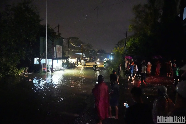 Die Überschwemmung des Thao-Flusses überschreitet das historische Niveau, das Wasser des Roten Flusses steigt und beeinträchtigt einige Gebiete in Hanoi, Foto 50