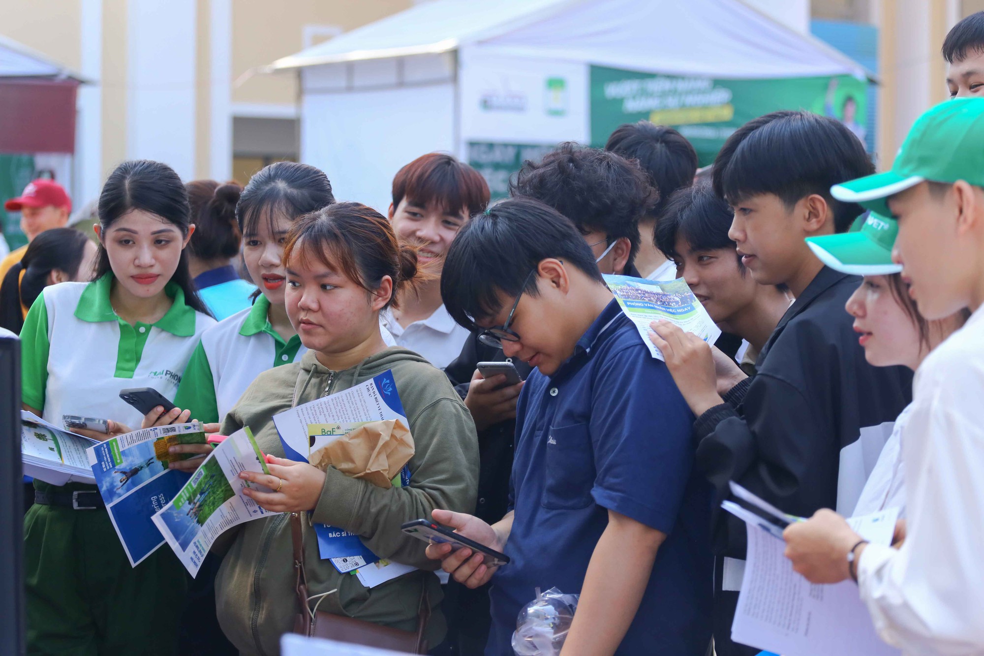 Hơn 2.700 cơ hội việc làm cho 1.000 tân cử nhân Nông Lâm Huế - Ảnh 2.